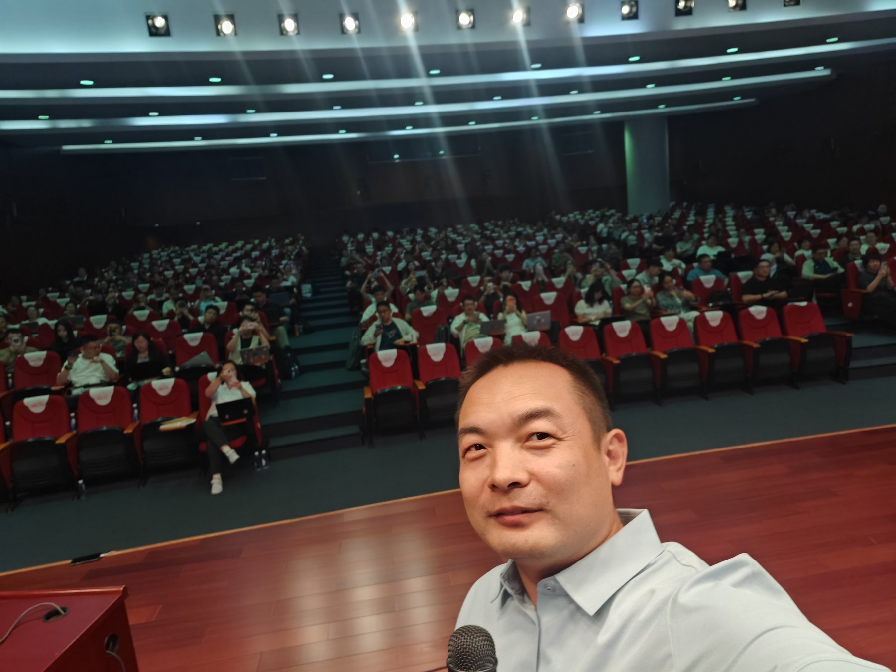 300+人参加北汽集团各下属单位骨干培训,讲师与现场学员合影