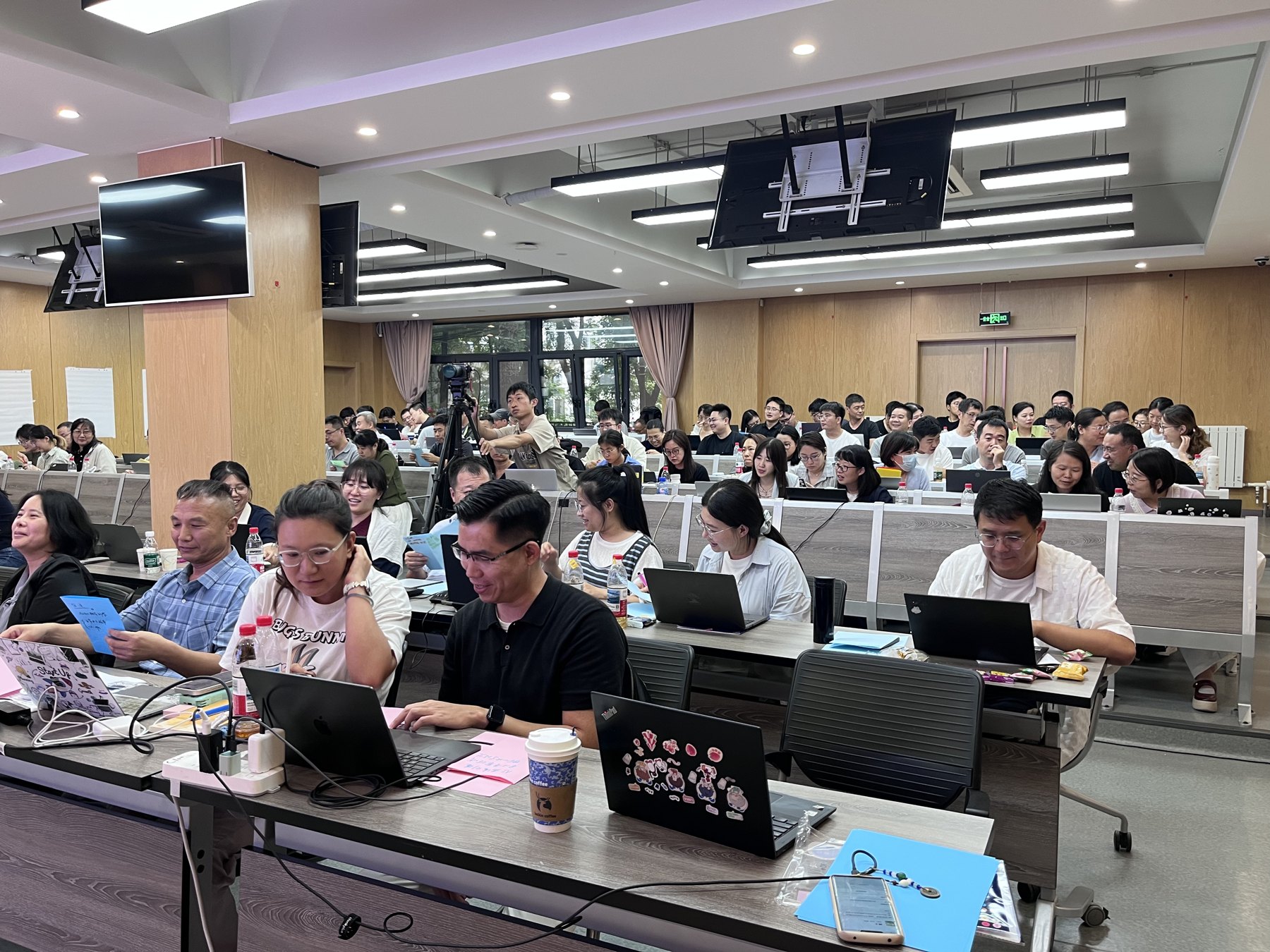 学员携带电脑参加研修营