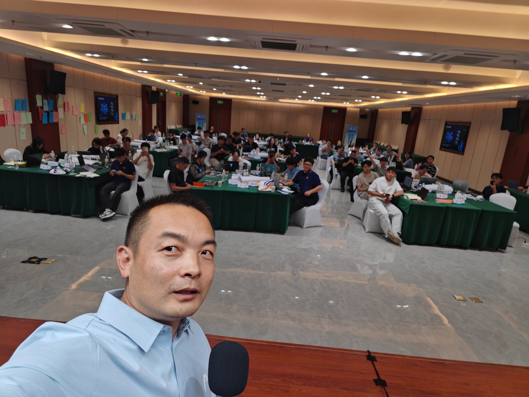 李国宝老师与现场学员合影